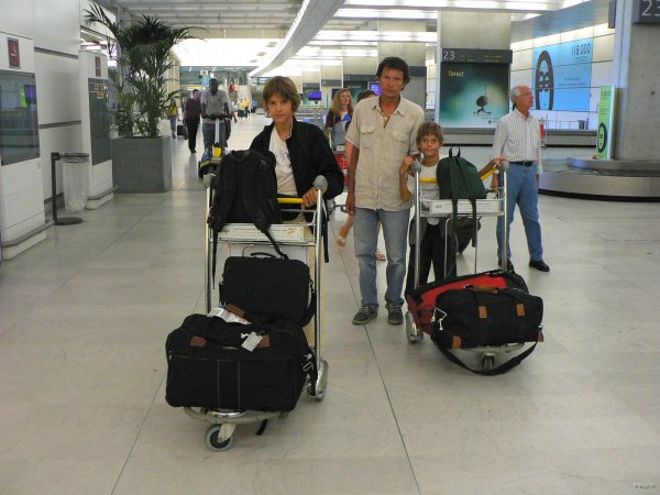 81- Quelques heures plus tard a l'aeroport de Paris 
